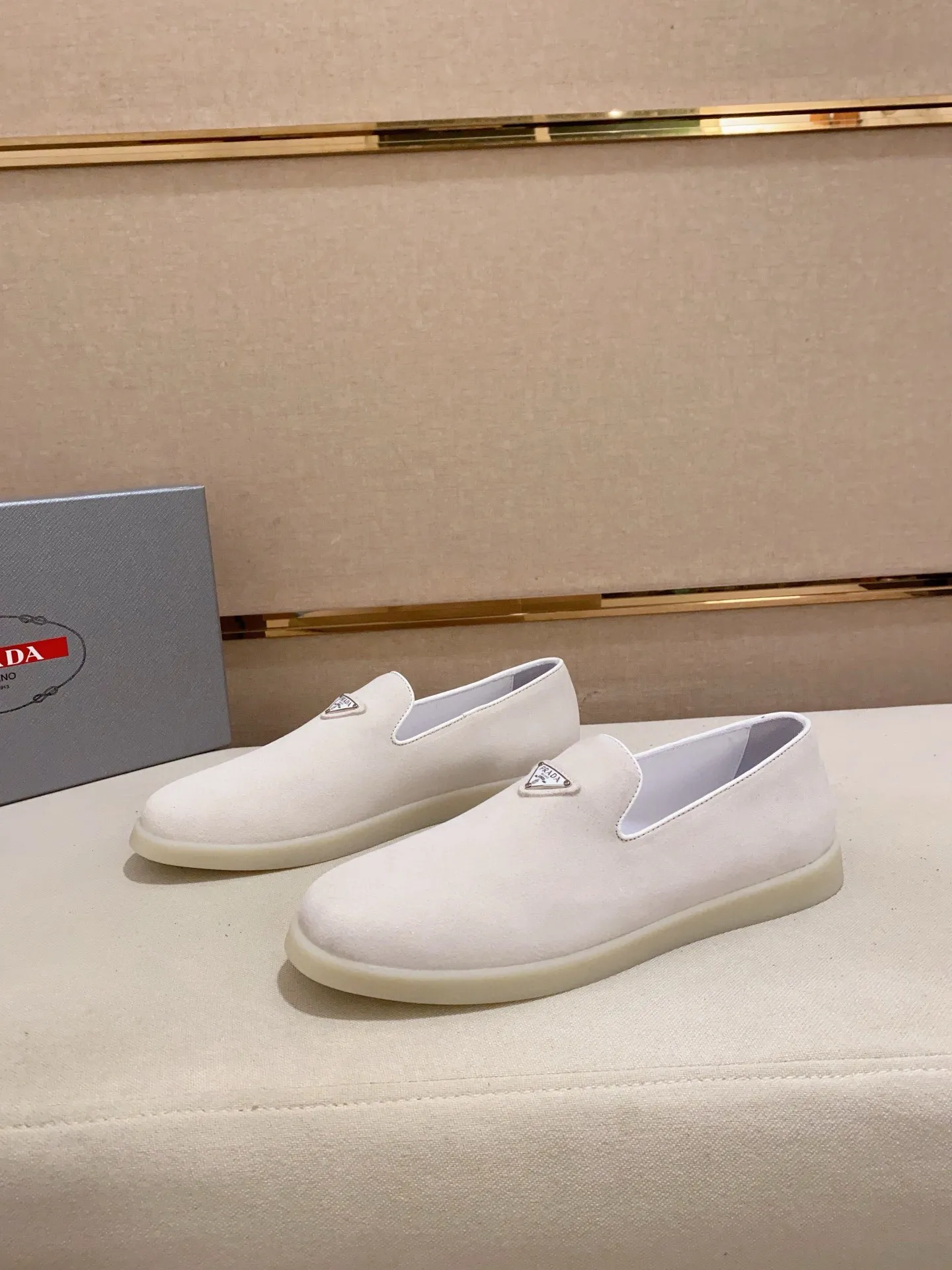 Men's shoes 💰 580💰 ✔️✔️✔️High-quality new PRADA counters are launched at the same time. The new men's shoes and 😘fabrics are selected from high-silk bald cowhide and are made by pure handicrafts. Lining: Full cowhide lining. 👍🏿 High-end ☄️ air-cushion molded anti-slip rubber outsole, exquisite lines, simple and elegant, comfortable and high-end for leisure travel. Code number: 38 to 44 (45 can be customized)